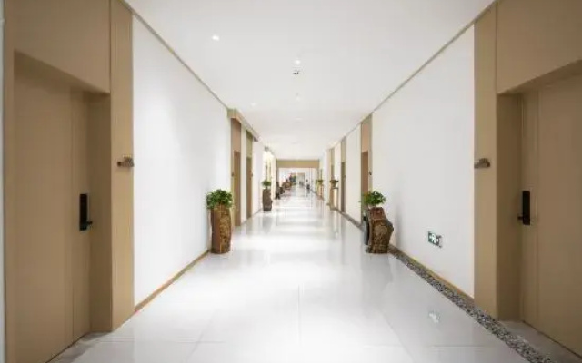Baoli Shijia Art Hotel (Luohe High-speed Railway West Station Branch)