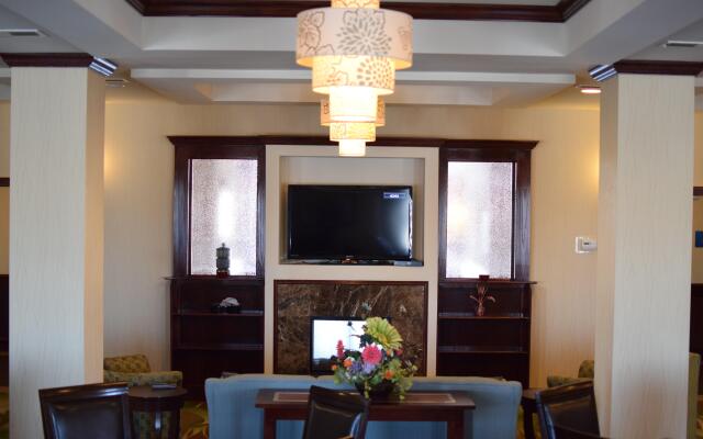 Holiday Inn Express Hotel & Suites Pratt by IHG