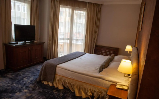 Meg Lozenetz Hotel