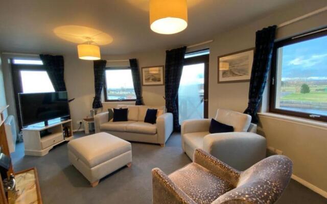 Harbour View & Beach 50m from doorstep!