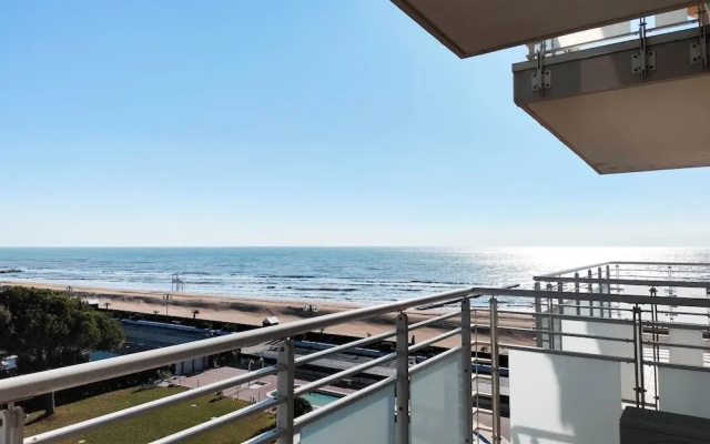 Spacious Flat With Balcony by the sea