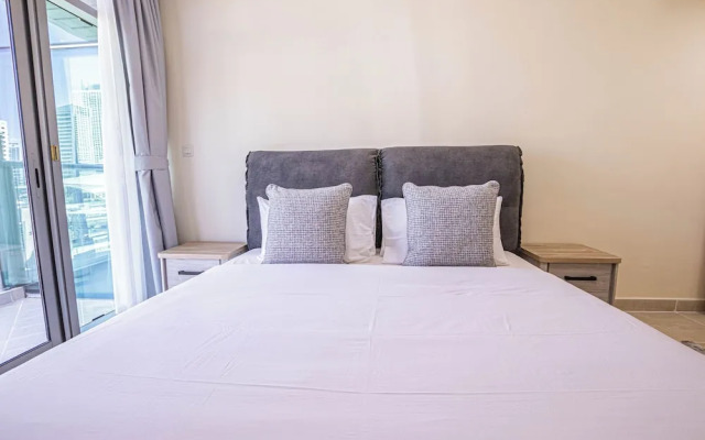 Prime 1BR Global Lake View Mins Metro