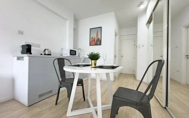 Palmbeach Larnaka Finikoudes - 1min to Beach