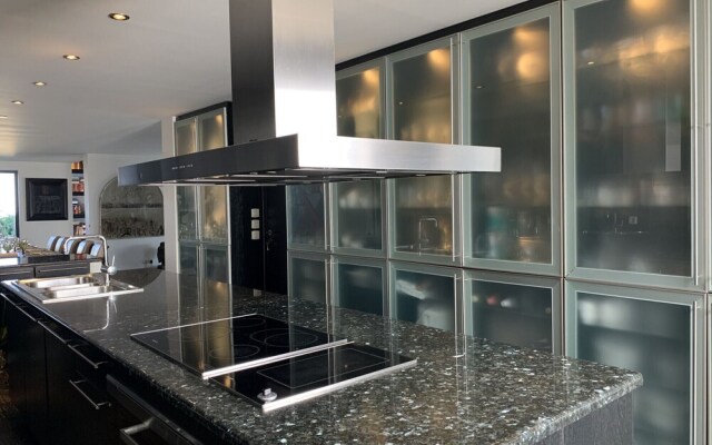 Luxury Villa Marathon