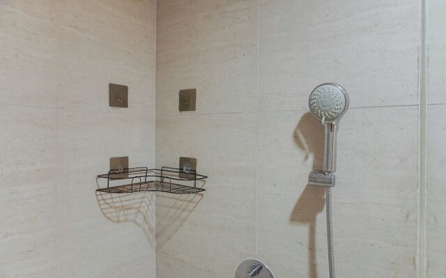 Serene And Best Location 2Br Gold Coast Apartment