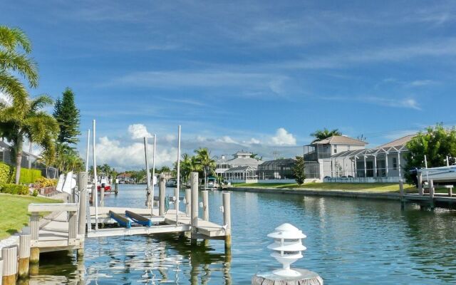 Large Waterfront Home With All-day sun on Pool