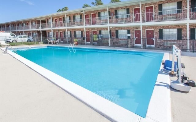 Super 8 By Wyndham Monroe West