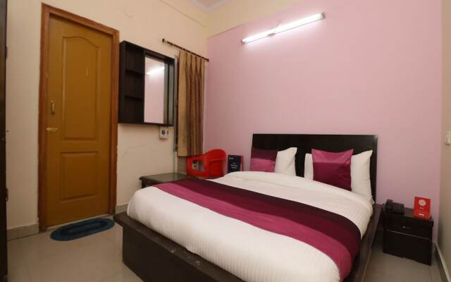 OYO 9847 Hotel Blue Empire