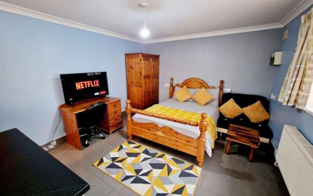 Beautiful 1-bed Studio Next to Slough Station