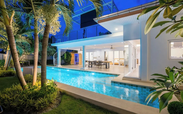 Kira Japandi Escape Sauna Rooftop Cinema