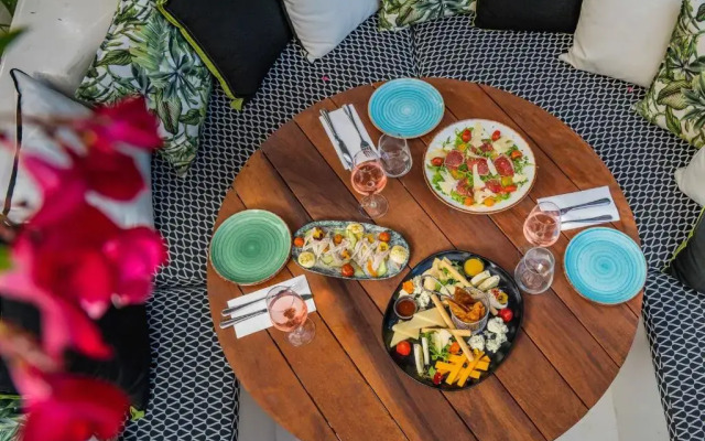 Drossia Lounge Studios & Gourmet Restaurant