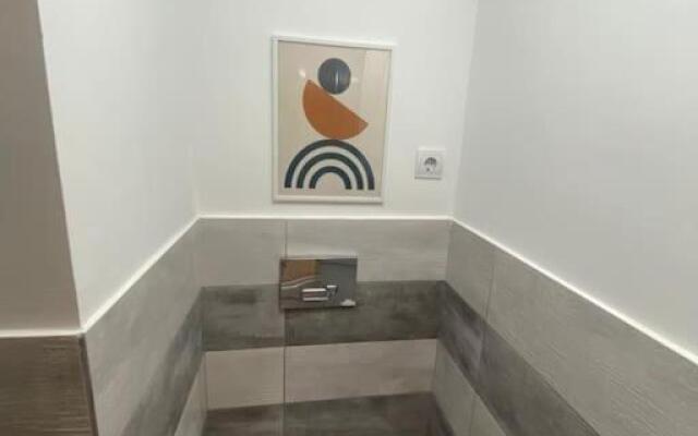 Ultracentral Studio Apartment in Victory Square