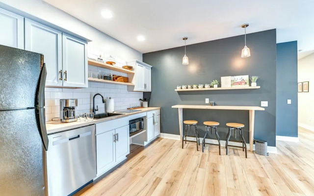 Mountain Views & Fire Pit: Sandgate Getaway