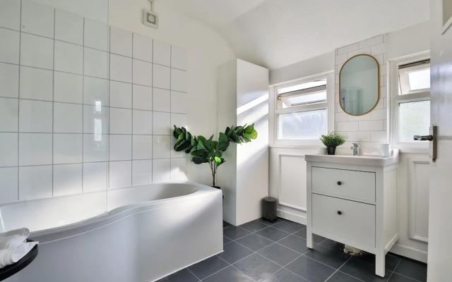 Beautifully Designed 2 Bed Apartment