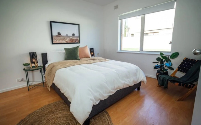 Sahara on Anzac-Close to Airport, city & beach!