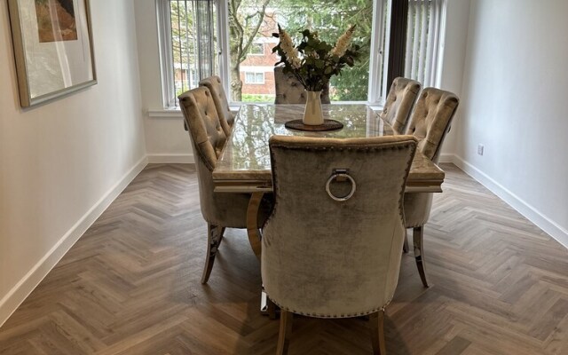 Impeccable 4-bed House in Bournemouth
