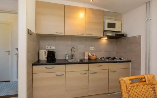 Cozy Holiday Home 3 Minutes From the Beach!