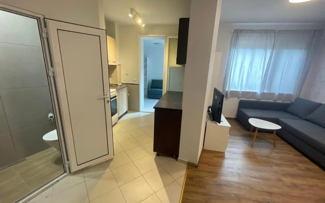 Top Center 2-BR Apartment with lovely Outdoor Area