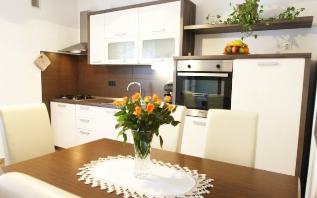 Nice Holiday House With Large Garden For 5 Persons Near Rovinj And Lim Bay