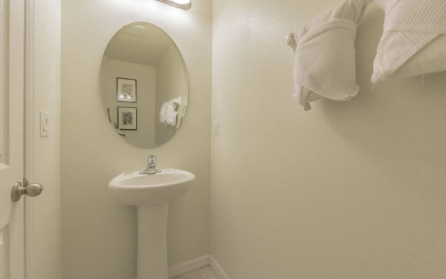 4 bed House/w pool & Garage