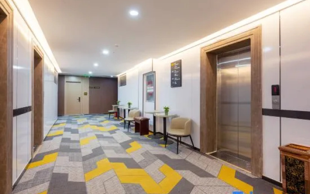 IU Hotel (Shijiazhuang Beiguo Yizhuang Canal Bridge Station/Tiedao University Subway Station)