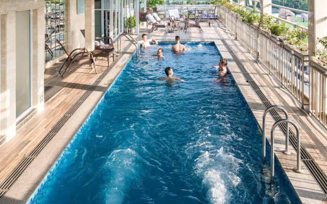 May De Ville Lakeside Hotel