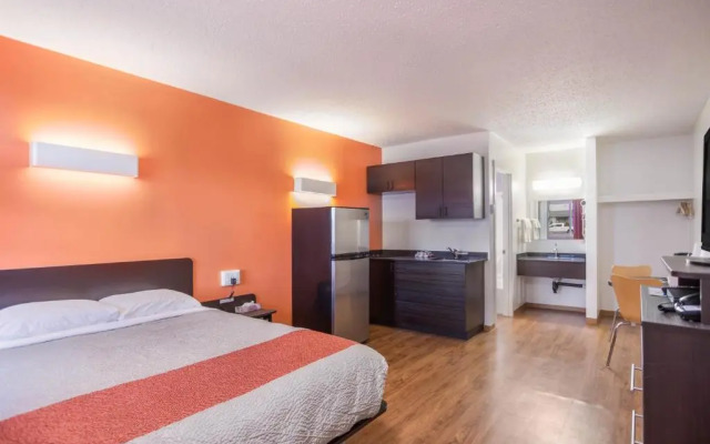 Motel 6-Camrose, AB