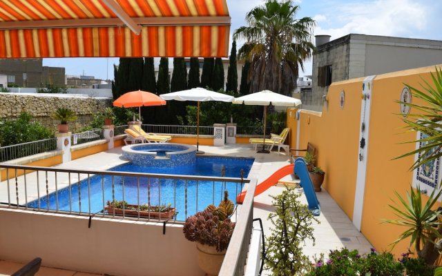 Central villa apartment pool & parking