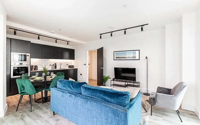 Modern Sky-High Flat In North Acton
