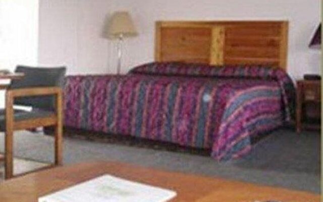 Parkwood Inn & Suites
