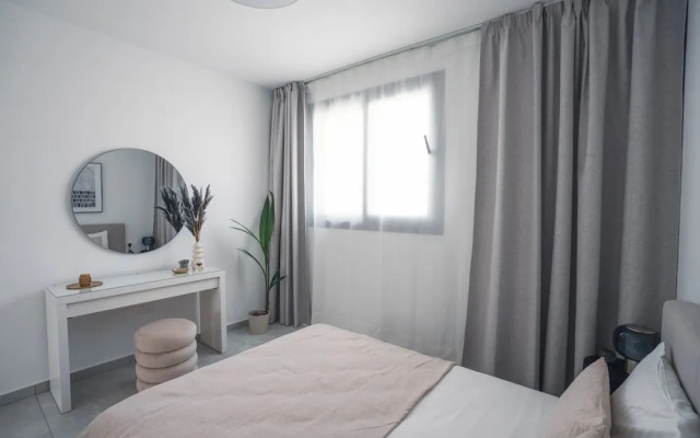 Elegant 2-bedroom Apt With Private Terrace