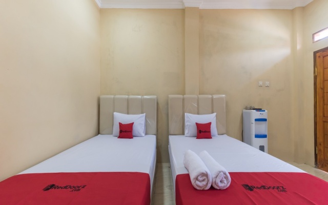 RedDoorz at Villa de ZamZam Ciater – Guest Rooms – Cisarua