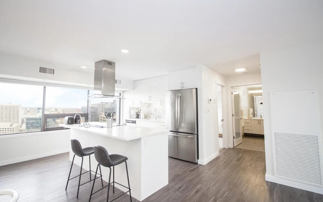 Spectacular 2bedroom and 2bath Penthouse With Parking