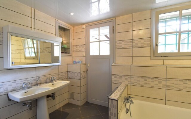 Modern Holiday Home in Vault-de-Lugny with Meadow View