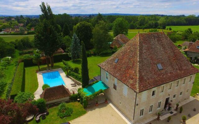 Mansion with 4 Bedrooms in Les Avenieres Veyrins Thuellin, with Wonderful Mountain View, Private Pool, Enclosed Garden