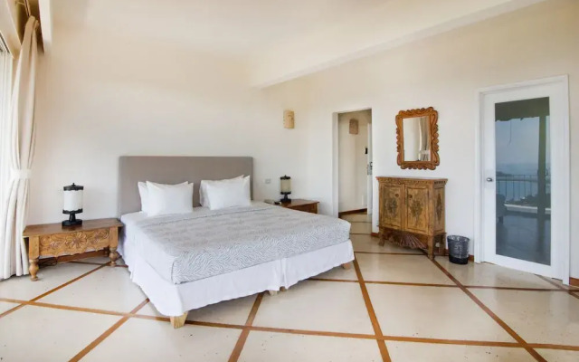 La Mariposa Hotel
