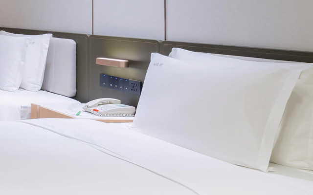 Holiday Inn Chongqing Guanyinqiao by IHG