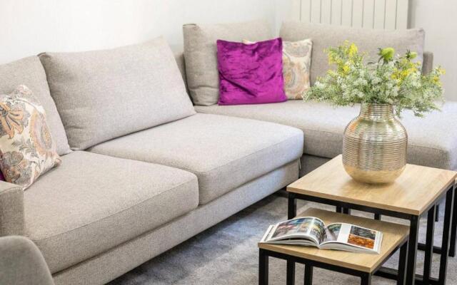 Great Spacious Apartment in the Gothic District City Center