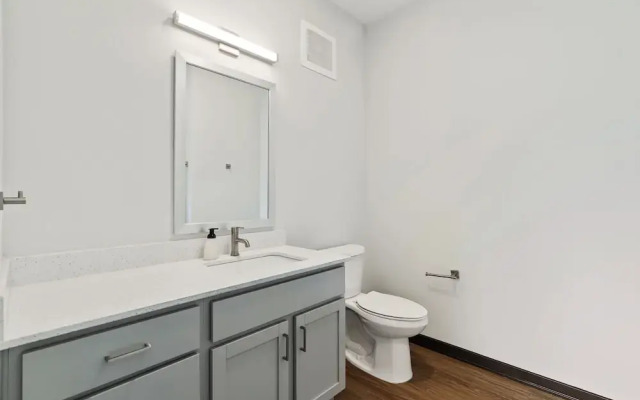 CozySuites on Mass w garage parking 19