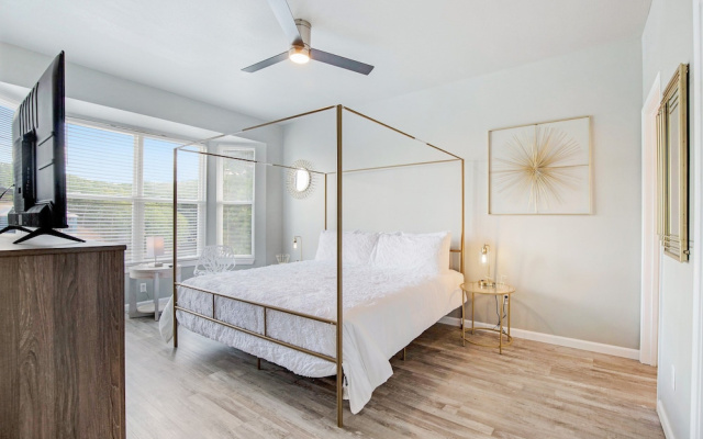 Sleeps 30! Decks, Docks & Lake Life!