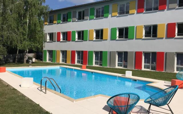 Hotel Full Colors