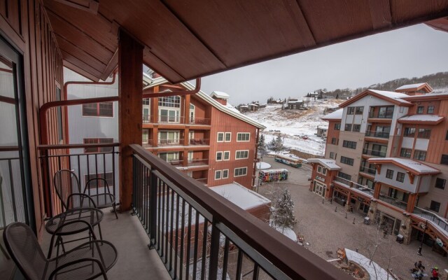 Comfortable 1 Bedroom Slopeside Condo - No Cleaning Fee! by RedAwning