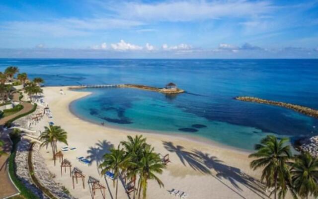 Luxury Villa sleeps 6, Beach Access, Montego Bay