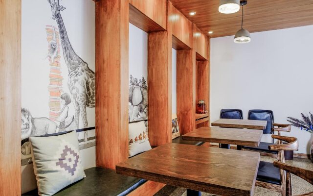 Poke Amber Theme Hostel