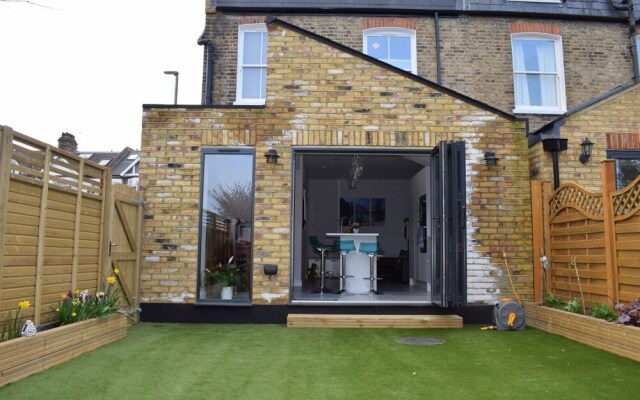 Modern Family Home Near Wimbledon With Garden