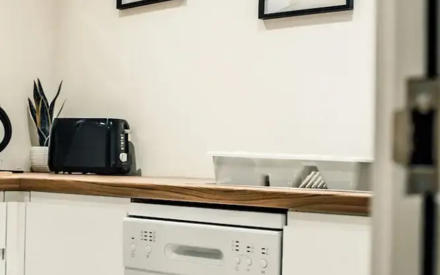Bv Cosy Basement Apartment At Conditioning House