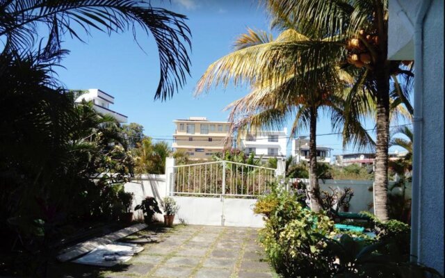 3 bedrooms appartement at Grand Baie 300 m away from the beach with shared pool enclosed garden and wifi