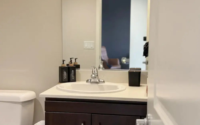 Beautiful 1 BR in LA Gym Pool 10mins to Cedar