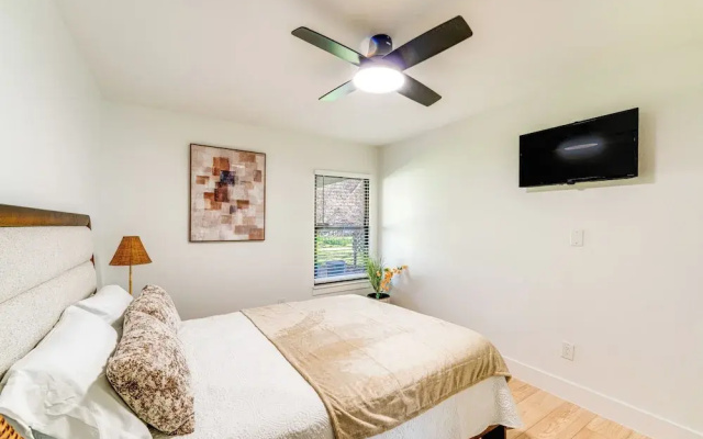 Stylish Irving Retreat w/ Patio & Fire Pit