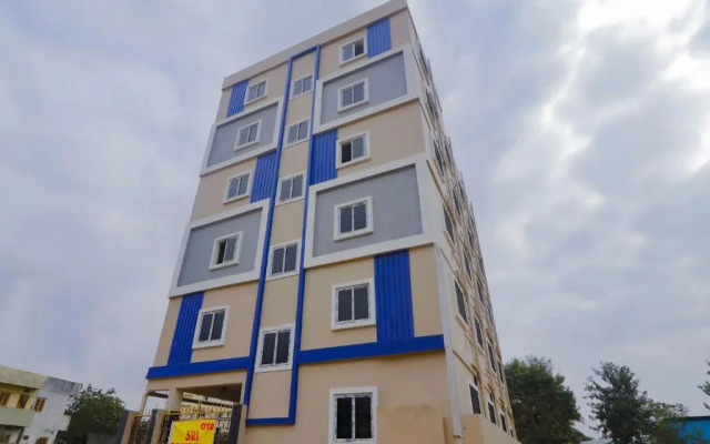 Oyo Flagship 76370 Sri Residency
